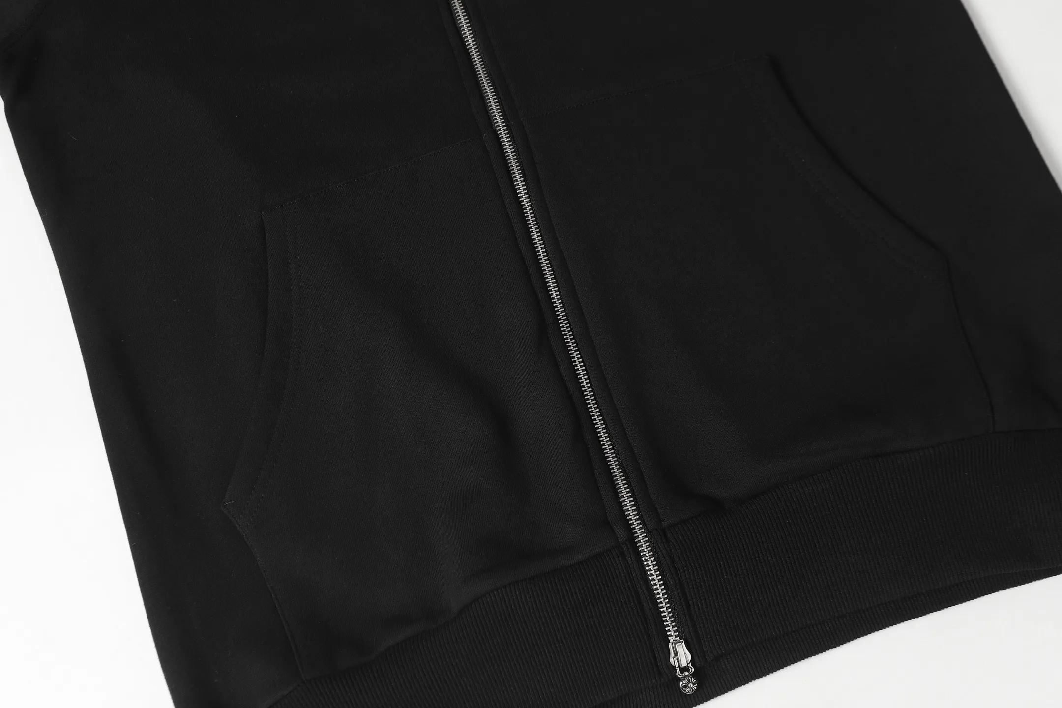P260 K04 cross-border model, please do not place an order if you are pursuing quality - Chrome Hearts/Chrome Hearts leather cross ✝️Raglan sleeve zipper sweatshirt cardigan jacket - High weight, high density and high quality. The wool is soft, delicate and skin-friendly. It feels soft and silky. It has excellent warmth and skin-friendly properties. - Custom-woven and dyed with no color difference. No matter the fabric or workmanship details, it beats the ordinary version on the market. - Hardware zipper accessories are all customized and full of details. -Colour: Black Gray -Size: S M L XL